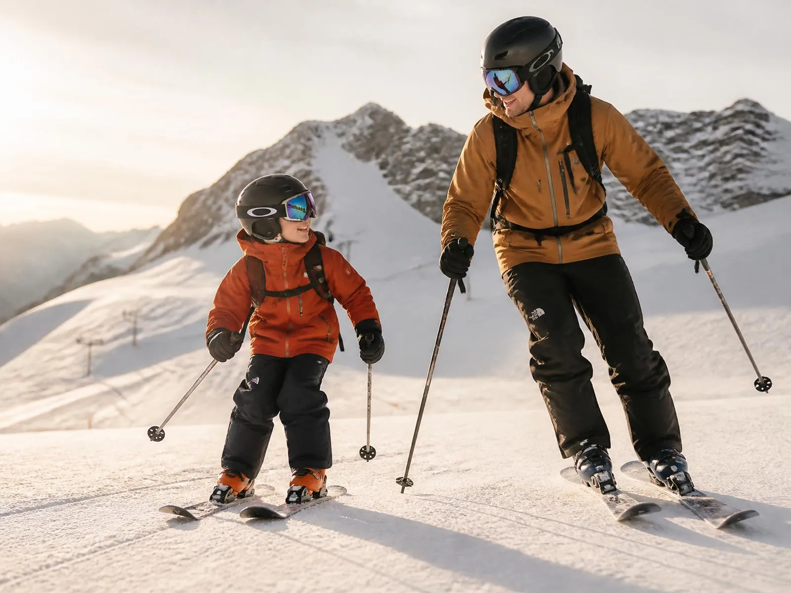 Un parent et son enfant skiant côte à côte