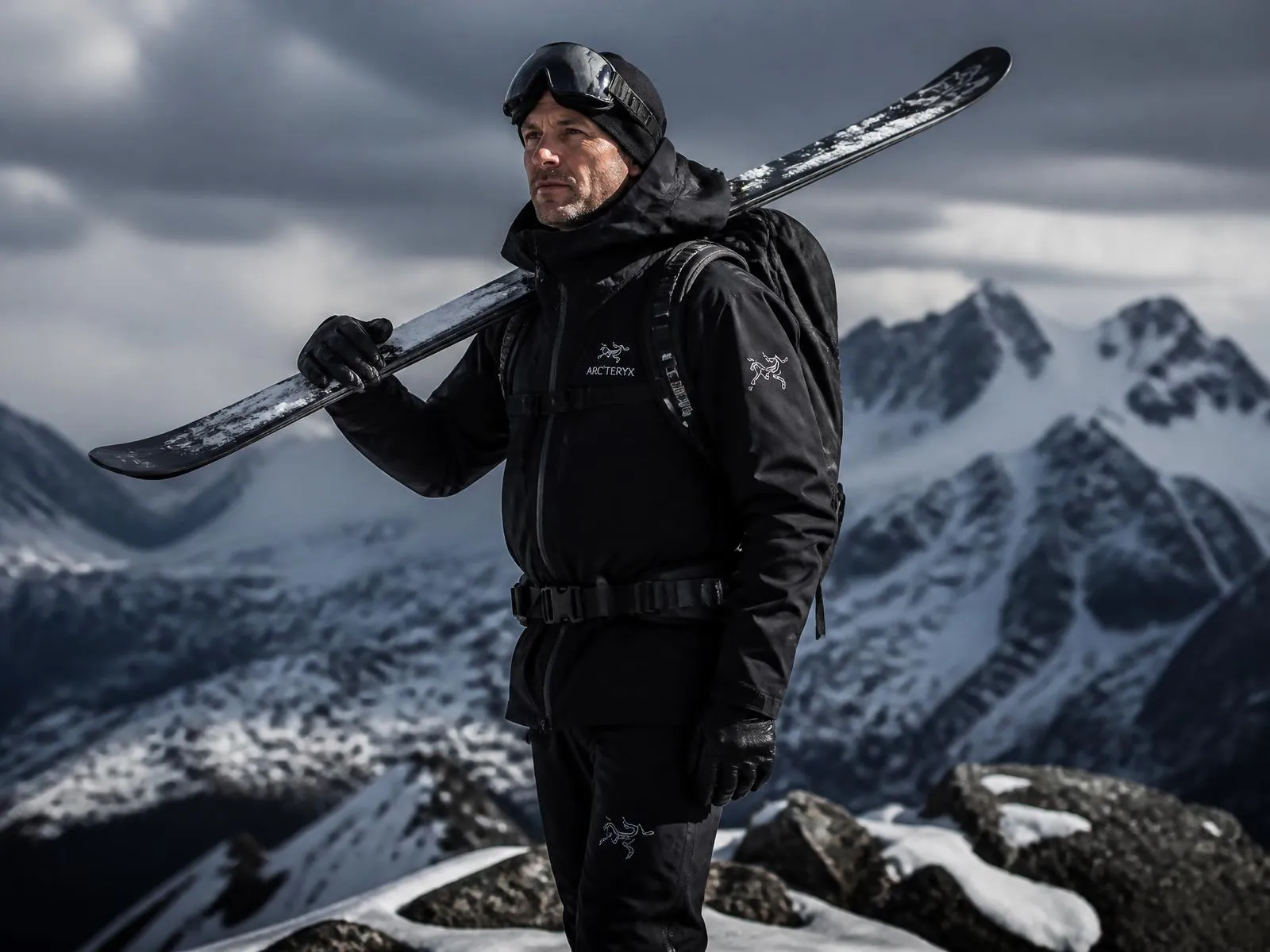 Un moniteur de ski en haute montagne